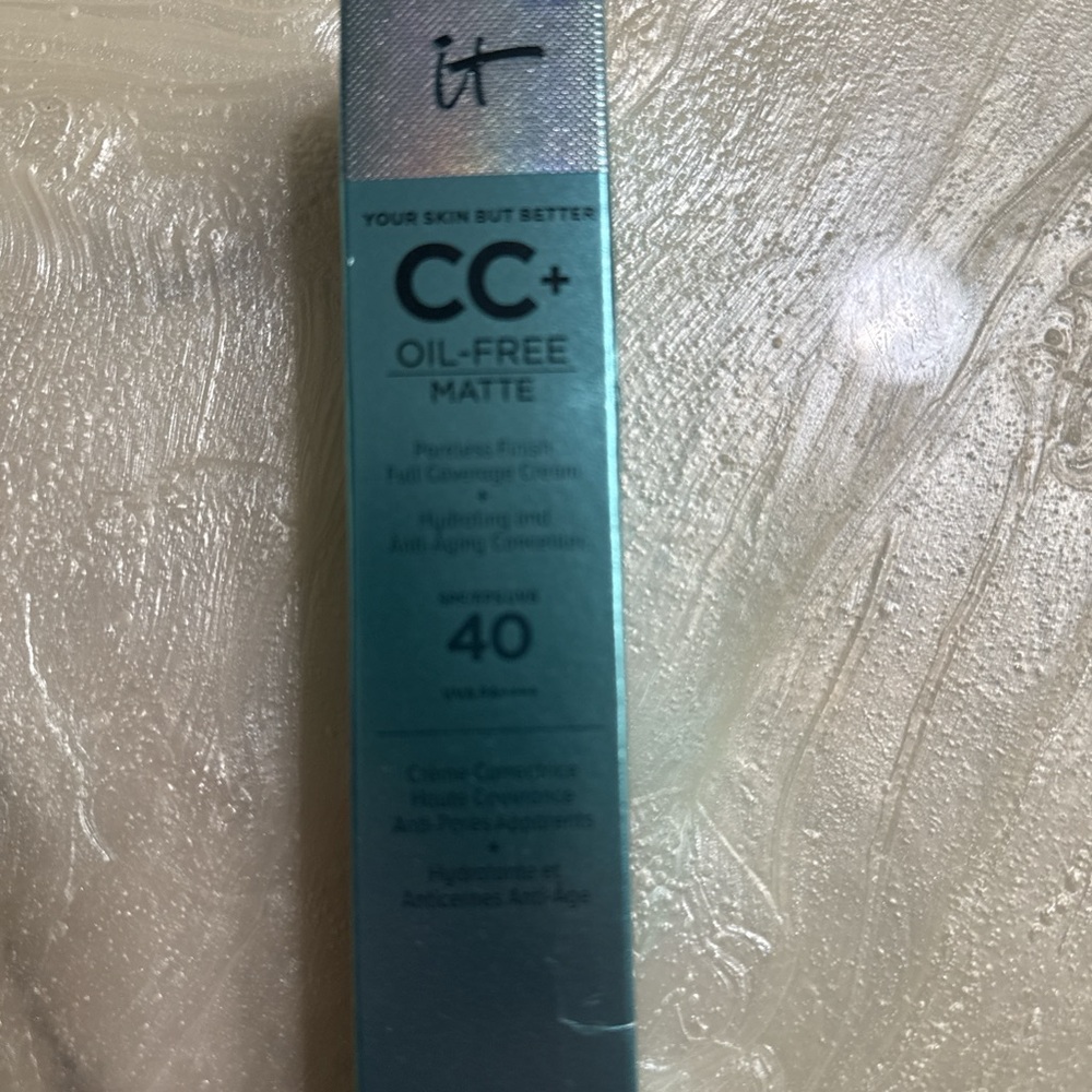 It Cosmetics CC+ Oil-Free Matte Cream in Deep